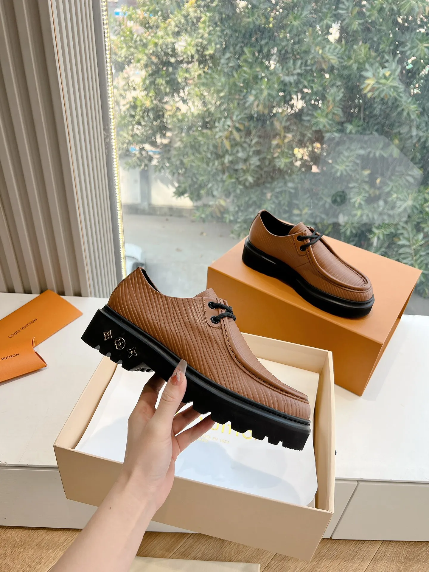 👟👟Ex-factory price 720👟👟 What you see is what you get G199 top version Louis Vuitto Louis Vuitton LV donkey brand L Carrefour shoes Archlight classic Skate sports and leisure thick-soled shoes Your LV outfit is shared today Louis Vuitton Presbyopic thick-soled loafers Original purchase and development Production Original purchase and development Production This LV Archlight sneaker is from Cut from cow leather in a playful shape. Double laces embellished with Louis Vuitton logo beading. The wide tongue and wavy outsole establish recognition, both are decorated with the LV Circle logo ▪️Fabric: Original imported original material ▪️Inner lining: Original customized lining ▪️Sole: Original molded genuine ▪️Size: Women's 35-45 (please note male and female when ordering at 39.40, 45 is not refundable or exchangeable for customization)